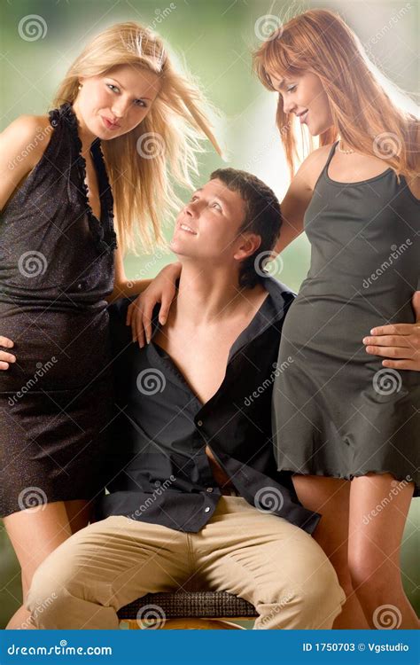 trio de dos mujeres y un hombre